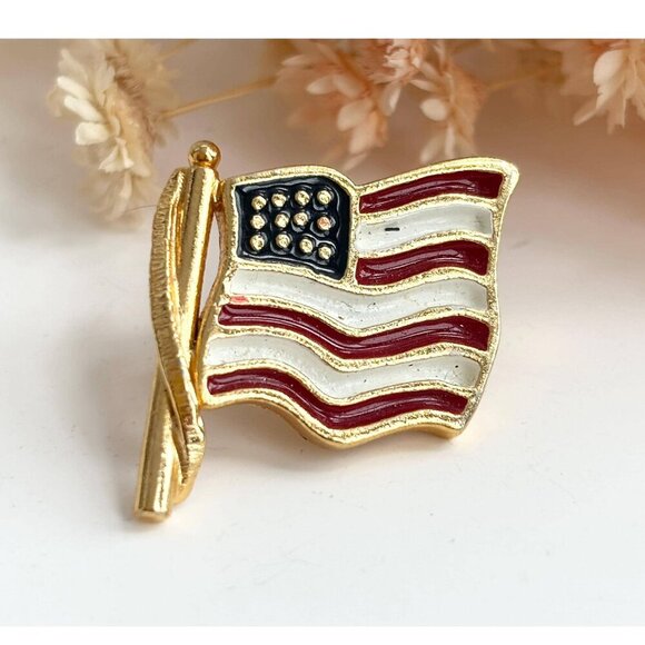 Gold Toned American Flag Vintage Silver T 4th of July | American Pride Lapel Pin - Picture 1 of 10